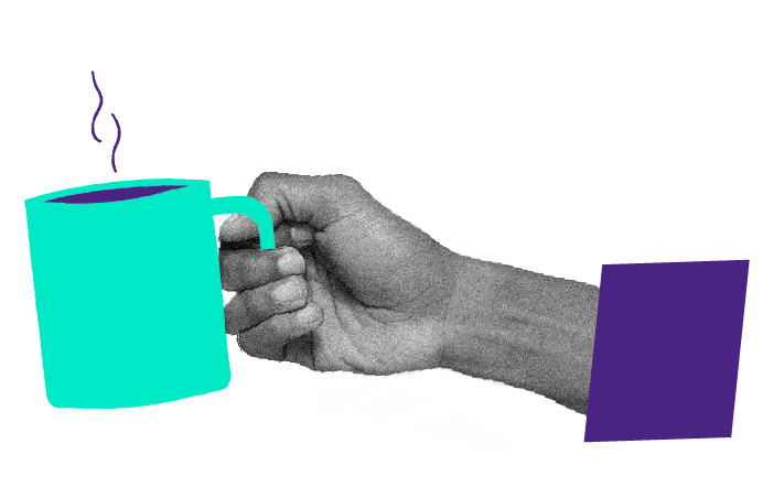 Une main qui tient un mug de café